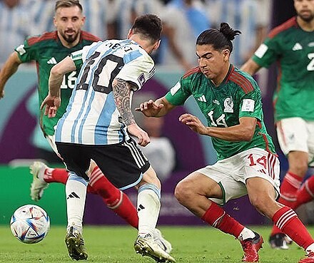 argentina-vs-mexico-messi-vs-erick-gutierrez-cropped-1741882451.jpg