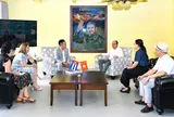 Đại sứ quán Cuba tại Việt Nam tiếp nhận tác phẩm "Fidel Castro Ruz - Cuba trong trái tim người Việt"